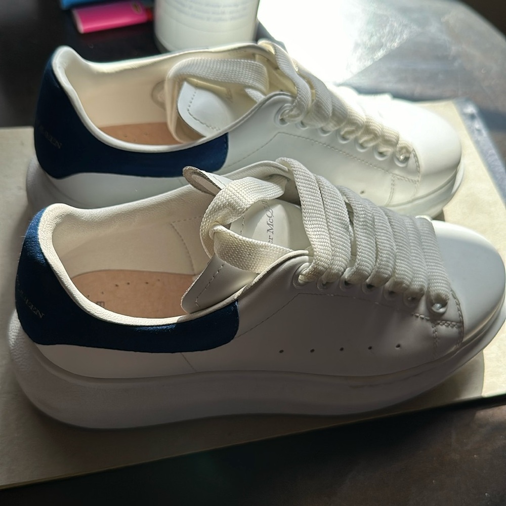Lightly worn, worn once and never wore again. No box just the sneakers.Authentic